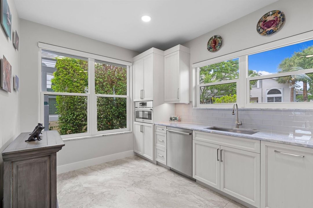 Kitchen w/ nook space