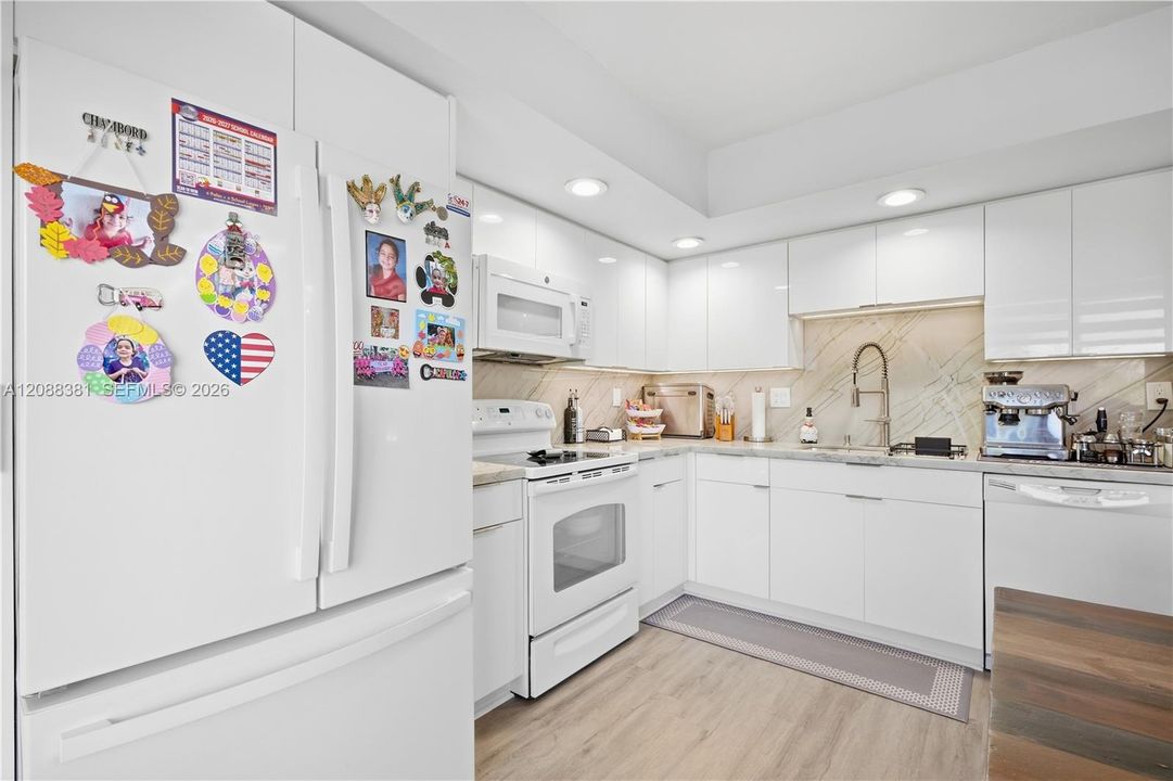 На продажу: $289,900 (3 спален, 2 ванн, 1040 Квадратных фут)