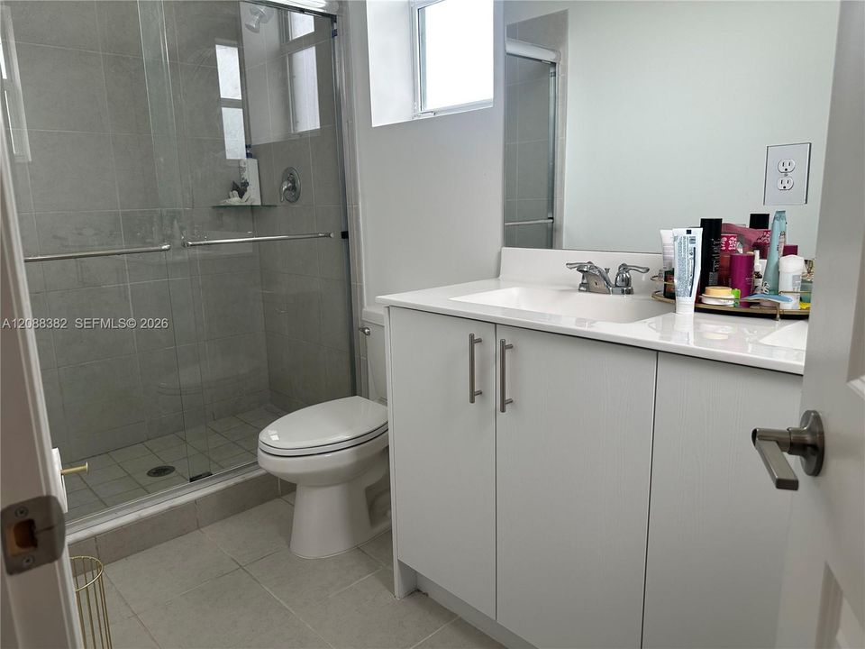 В аренду: $2,500 (3 спален, 3 ванн, 1328 Квадратных фут)