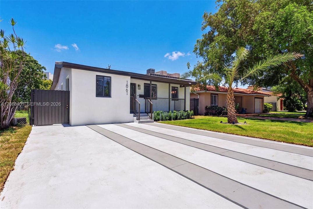 En Venta: $1,150,000 (4 camas, 2 baños, 1965 Pies cuadrados)