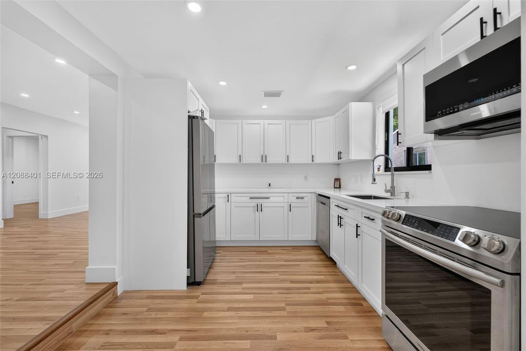 En Venta: $1,150,000 (4 camas, 2 baños, 1965 Pies cuadrados)