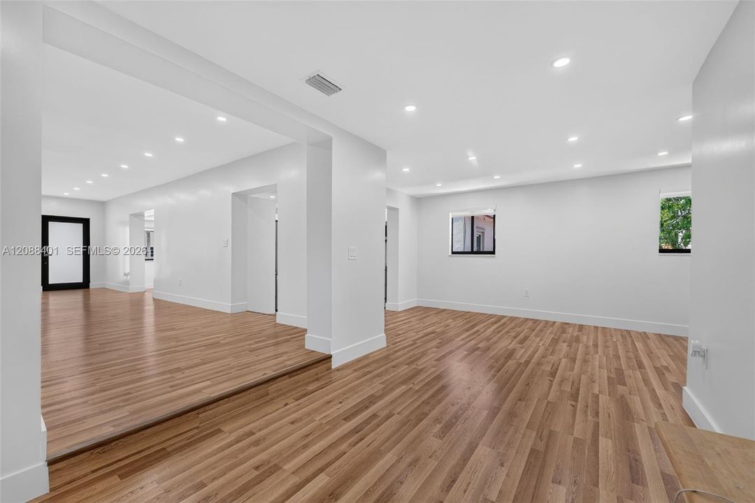En Venta: $1,150,000 (4 camas, 2 baños, 1965 Pies cuadrados)