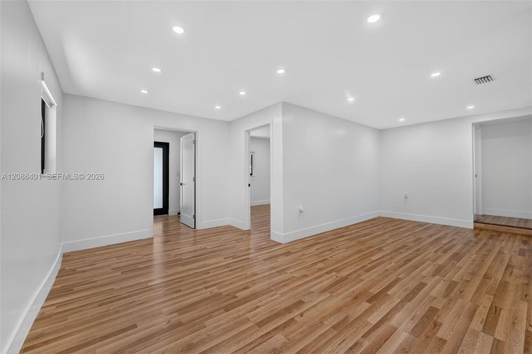 En Venta: $1,150,000 (4 camas, 2 baños, 1965 Pies cuadrados)