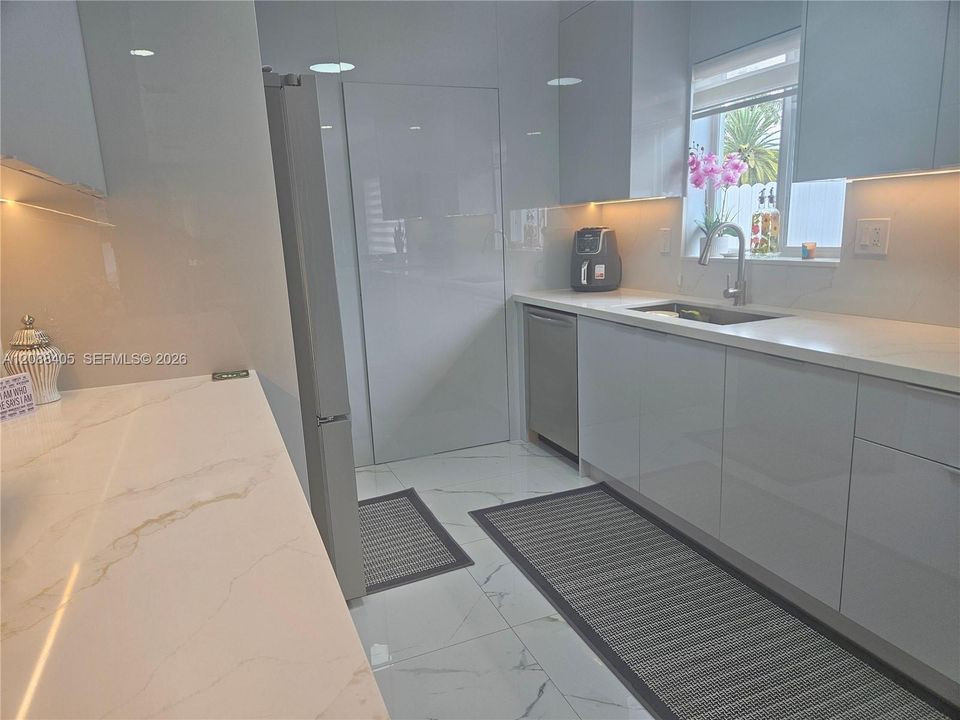For Sale: $785,000 (4 beds, 2 baths, 1992 Square Feet)