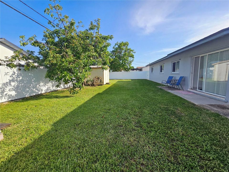 For Sale: $785,000 (4 beds, 2 baths, 1992 Square Feet)
