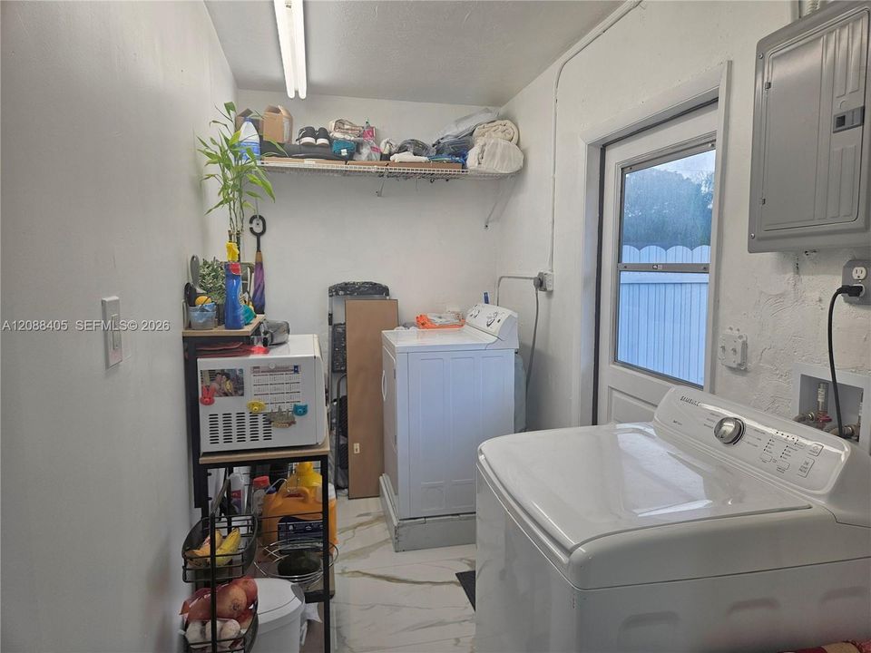For Sale: $785,000 (4 beds, 2 baths, 1992 Square Feet)