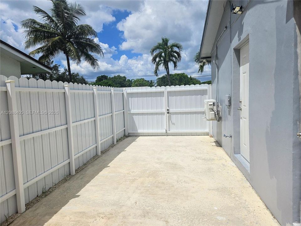 For Sale: $785,000 (4 beds, 2 baths, 1992 Square Feet)