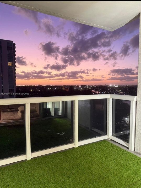 For Rent: $3,100 (2 beds, 2 baths, 967 Square Feet)