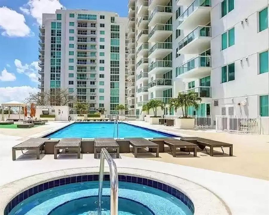 For Rent: $3,100 (2 beds, 2 baths, 967 Square Feet)