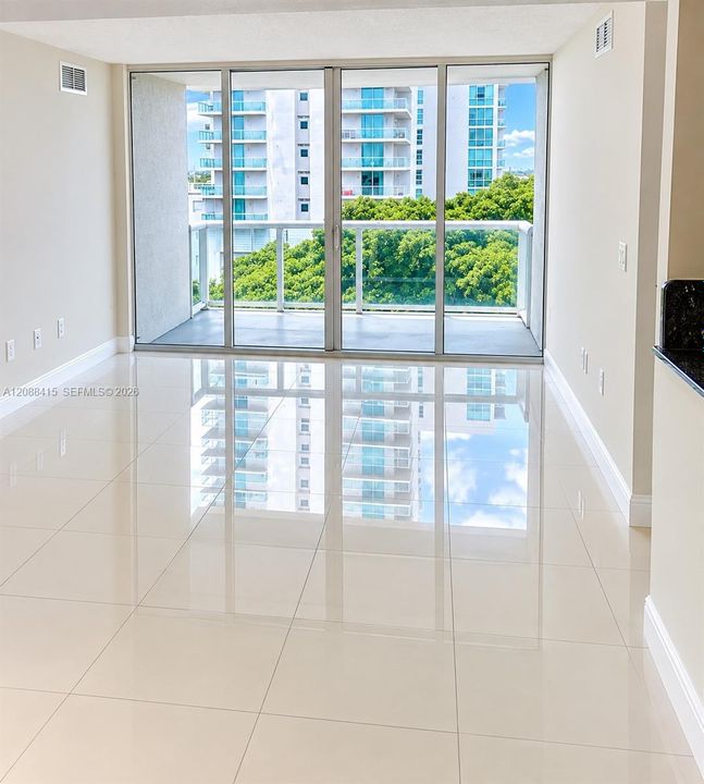 For Rent: $3,100 (2 beds, 2 baths, 967 Square Feet)