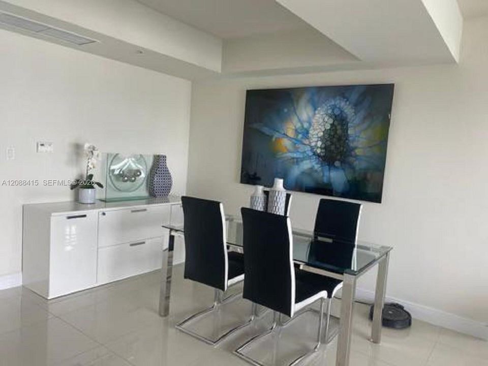 For Rent: $3,100 (2 beds, 2 baths, 967 Square Feet)