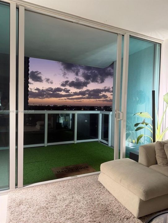 For Rent: $3,100 (2 beds, 2 baths, 967 Square Feet)