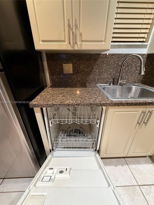 For Rent: $2,100 (1 beds, 1 baths, 710 Square Feet)