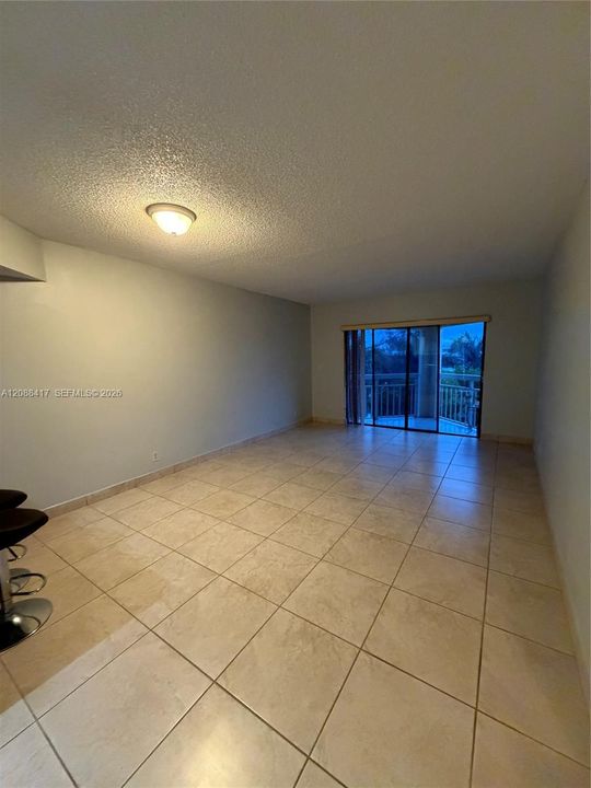 For Rent: $2,100 (1 beds, 1 baths, 710 Square Feet)