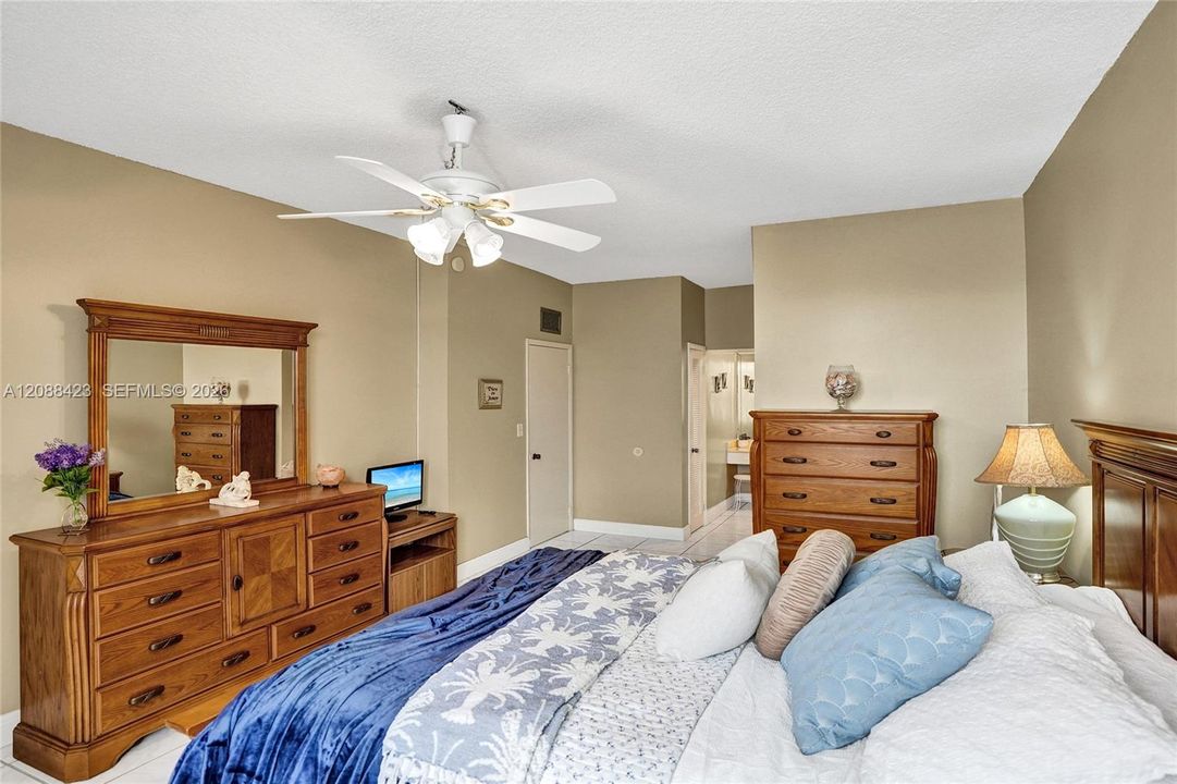 For Sale: $369,000 (2 beds, 2 baths, 1230 Square Feet)