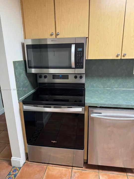 For Sale: $250,000 (2 beds, 2 baths, 965 Square Feet)