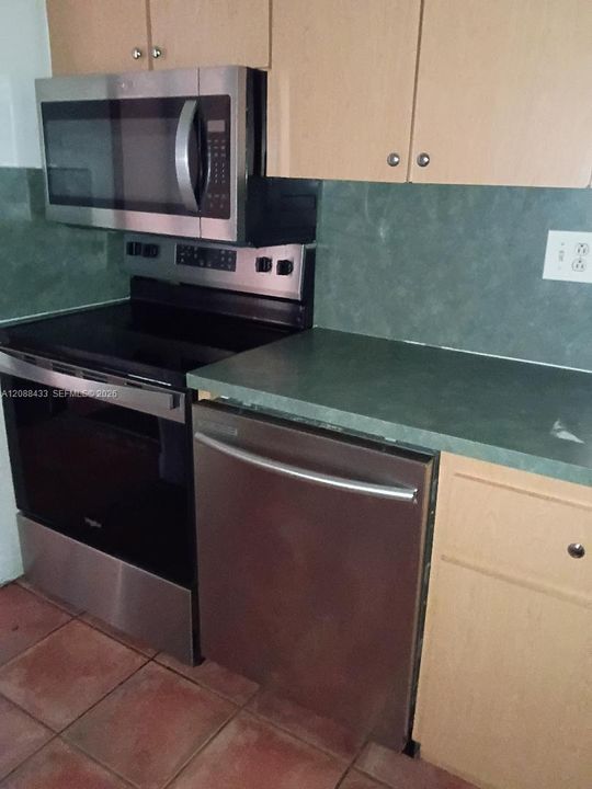 For Sale: $250,000 (2 beds, 2 baths, 965 Square Feet)