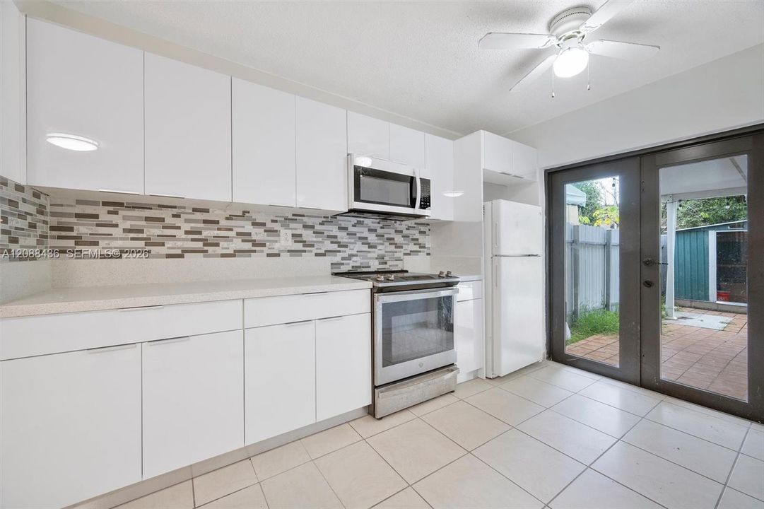 For Rent: $2,300 (2 beds, 2 baths, 765 Square Feet)