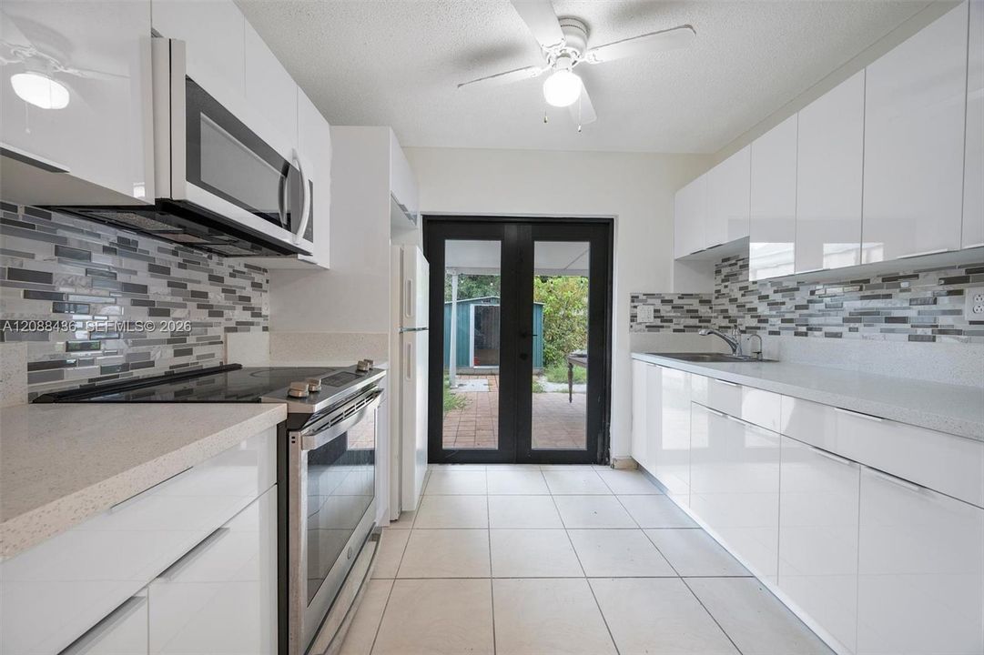 For Rent: $2,300 (2 beds, 2 baths, 765 Square Feet)