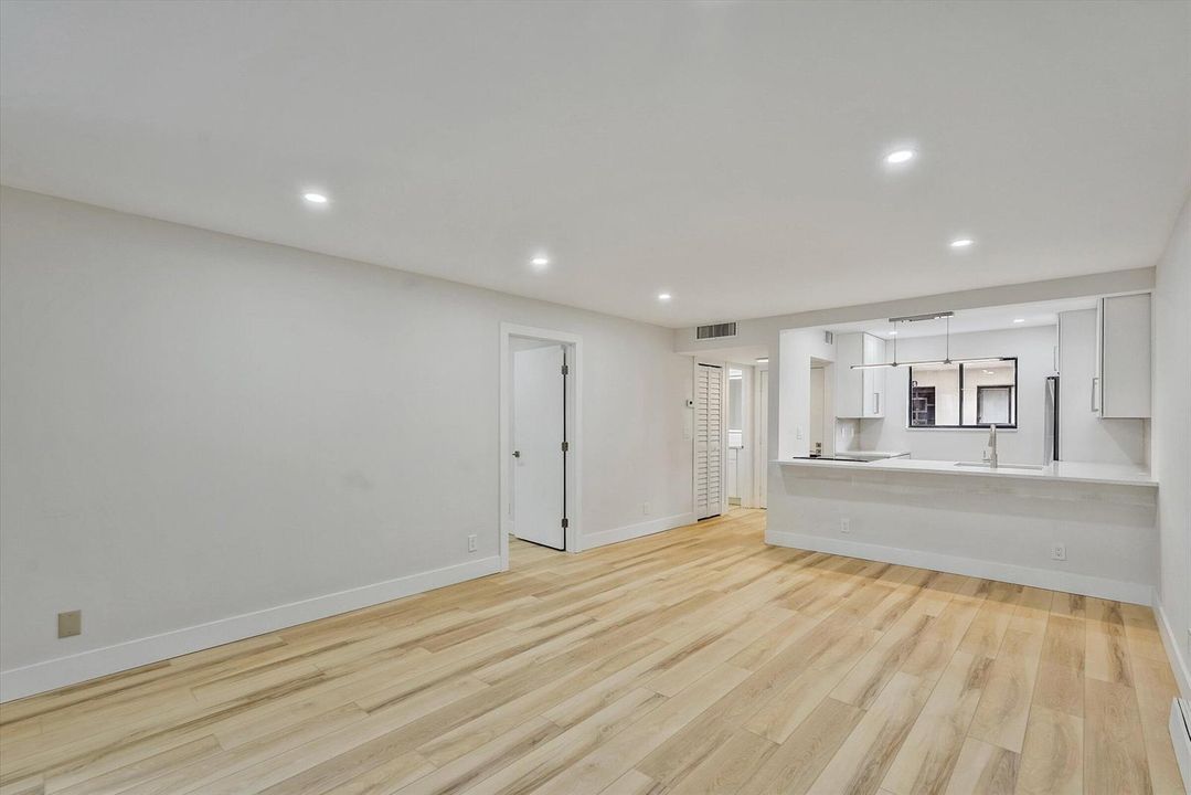 11-5220 Las Verdes Circle Unit 321-11