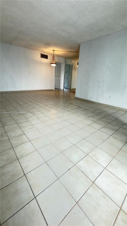 For Sale: $280,000 (1 beds, 1 baths, 770 Square Feet)