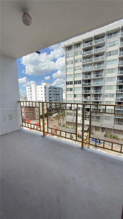 For Sale: $280,000 (1 beds, 1 baths, 770 Square Feet)