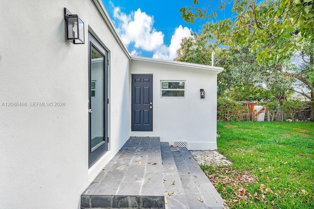For Rent: $3,900 (3 beds, 2 baths, 1096 Square Feet)