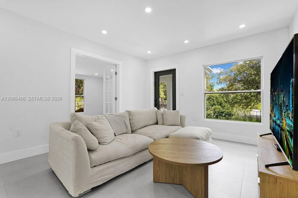 For Rent: $3,900 (3 beds, 2 baths, 1096 Square Feet)