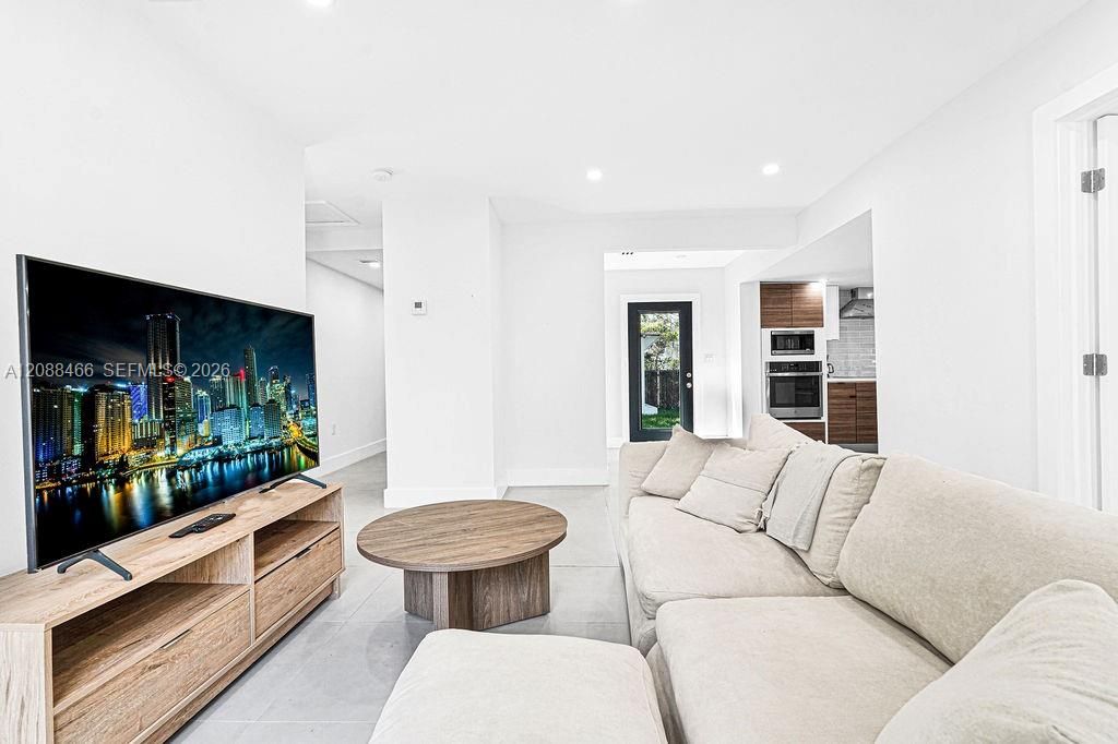 For Rent: $3,900 (3 beds, 2 baths, 1096 Square Feet)