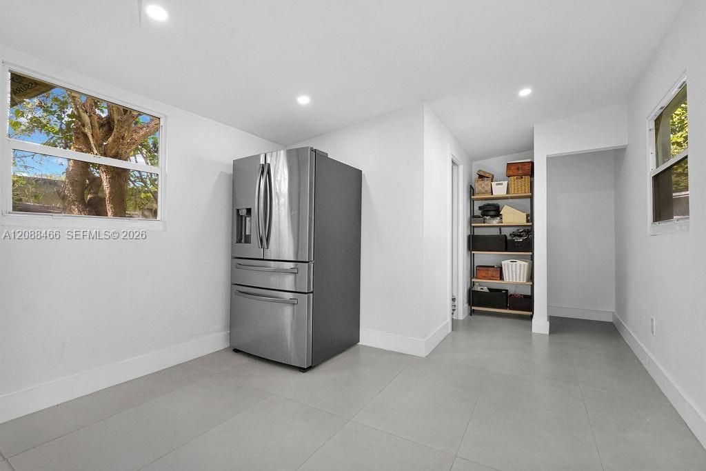 For Rent: $3,900 (3 beds, 2 baths, 1096 Square Feet)