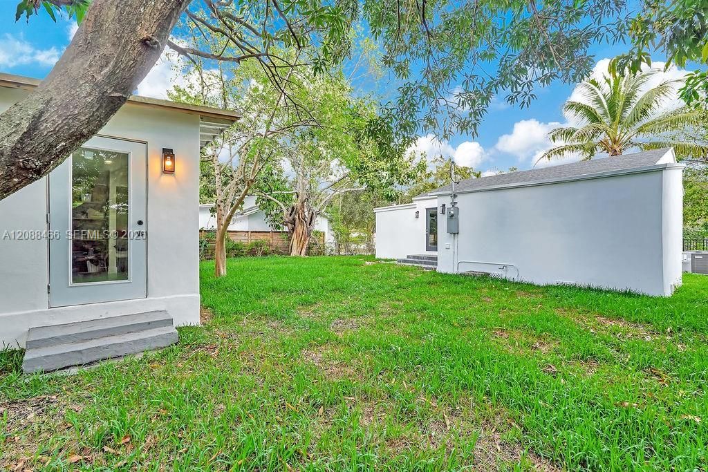 For Rent: $3,900 (3 beds, 2 baths, 1096 Square Feet)