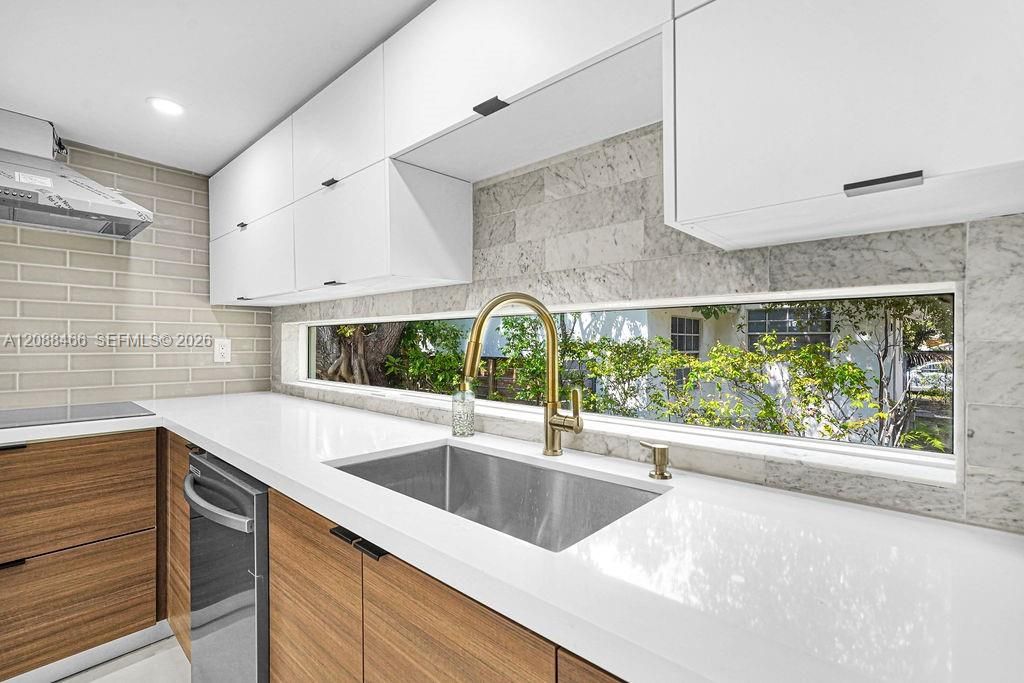 For Rent: $3,900 (3 beds, 2 baths, 1096 Square Feet)