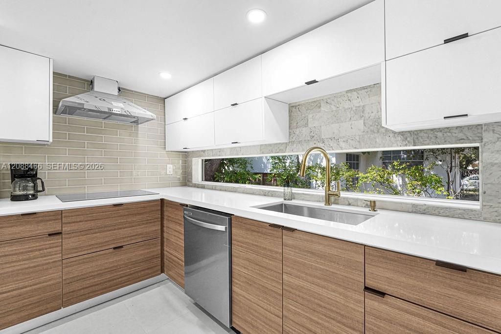 For Rent: $3,900 (3 beds, 2 baths, 1096 Square Feet)