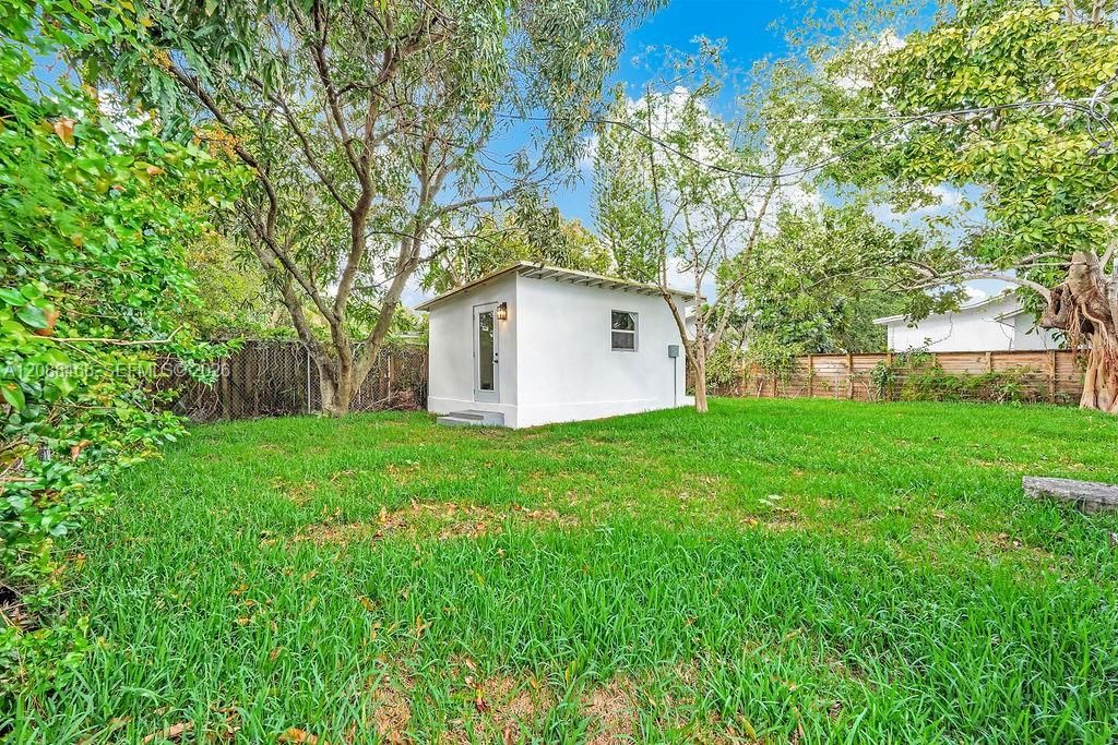 For Rent: $3,900 (3 beds, 2 baths, 1096 Square Feet)