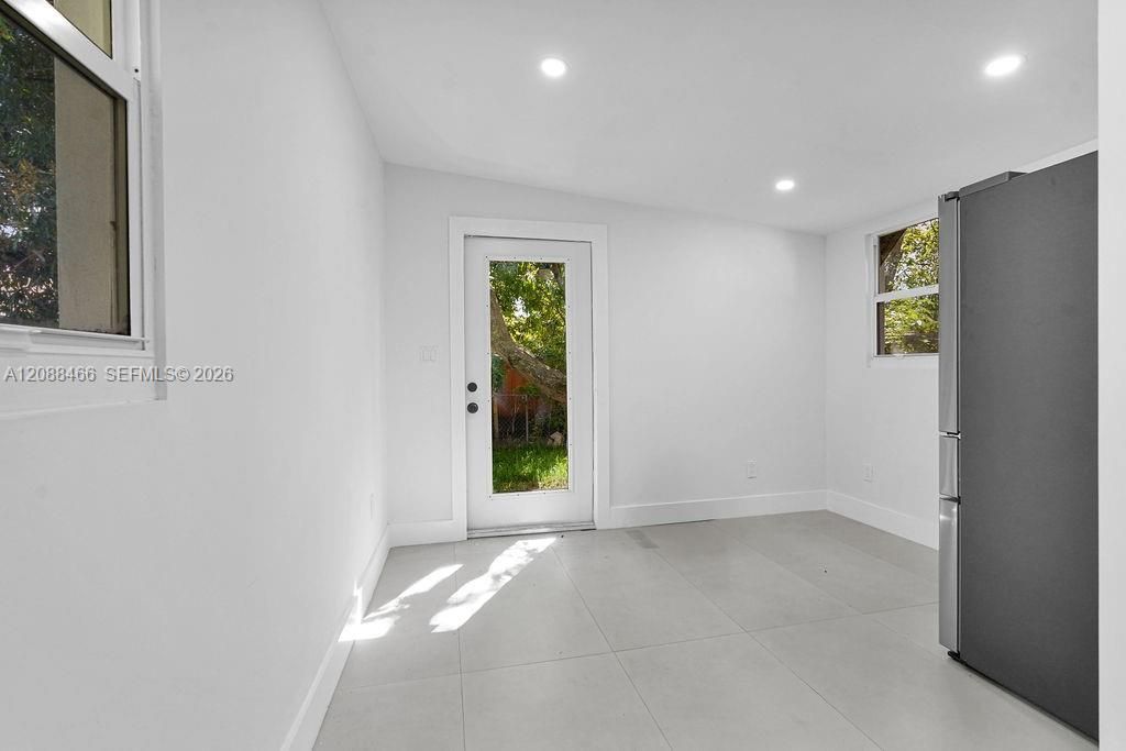 For Rent: $3,900 (3 beds, 2 baths, 1096 Square Feet)