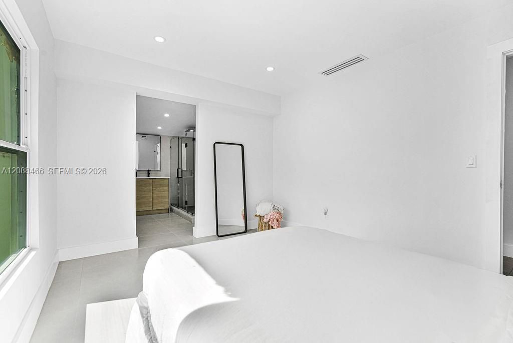 For Rent: $3,900 (3 beds, 2 baths, 1096 Square Feet)
