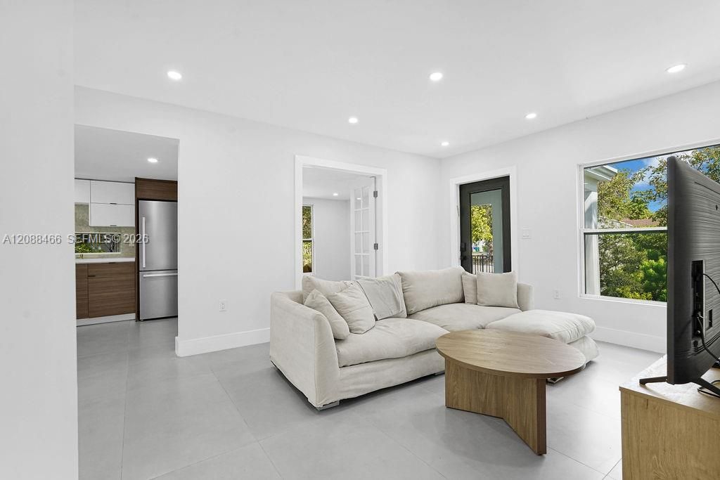 For Rent: $3,900 (3 beds, 2 baths, 1096 Square Feet)
