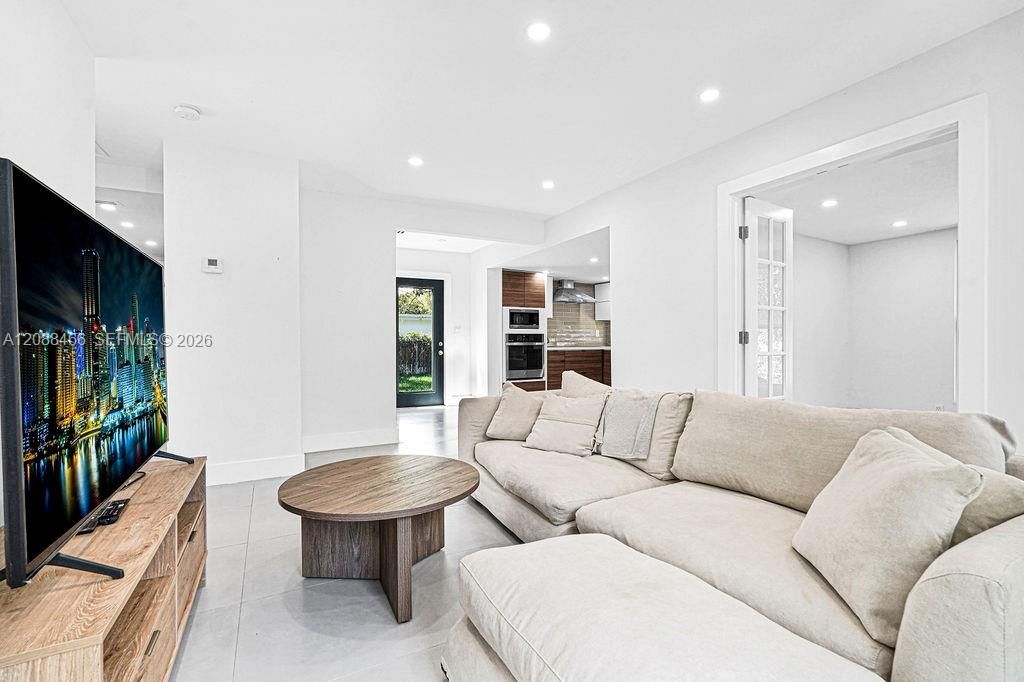 For Rent: $3,900 (3 beds, 2 baths, 1096 Square Feet)