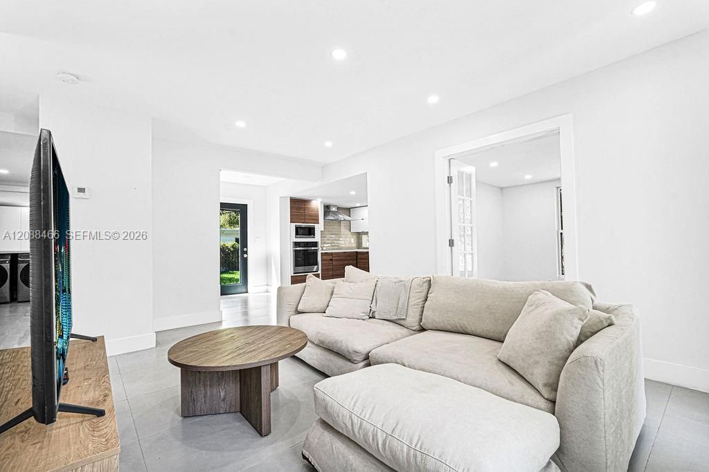 For Rent: $3,900 (3 beds, 2 baths, 1096 Square Feet)