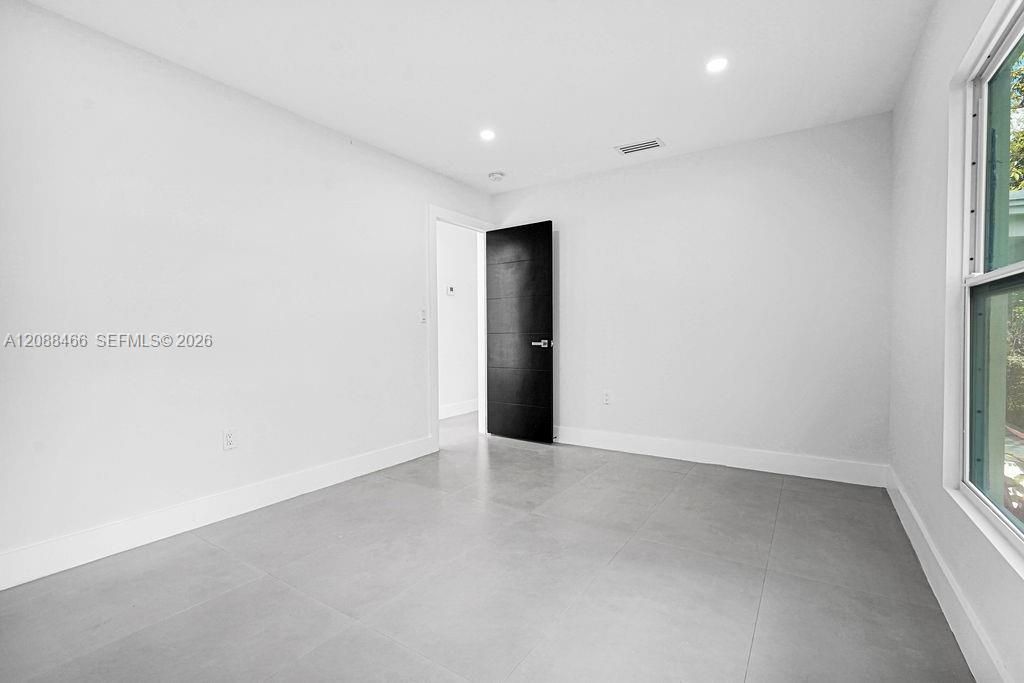 For Rent: $3,900 (3 beds, 2 baths, 1096 Square Feet)