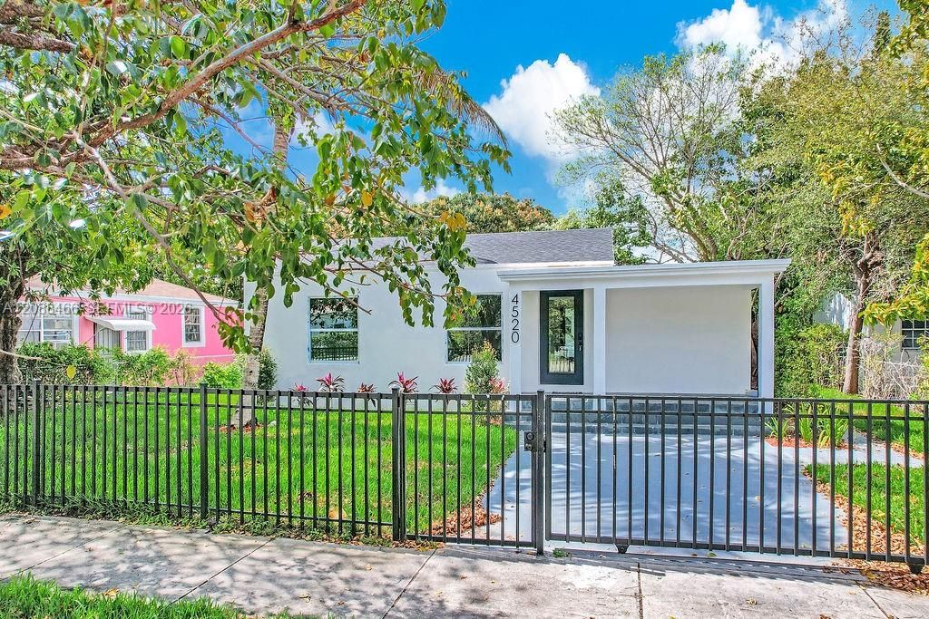 For Rent: $3,900 (3 beds, 2 baths, 1096 Square Feet)