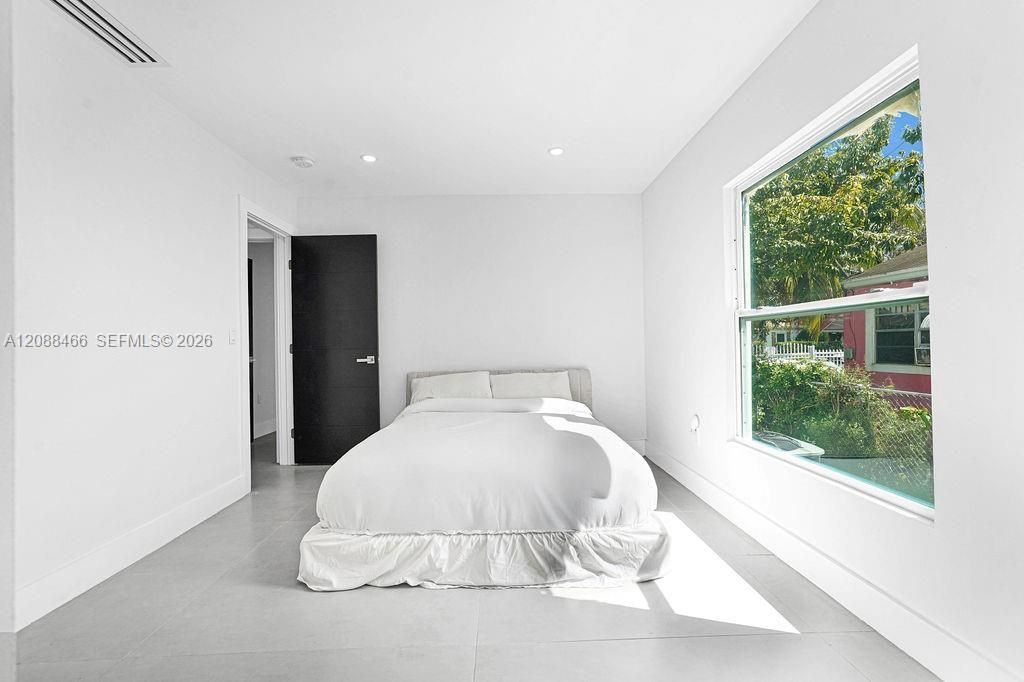 For Rent: $3,900 (3 beds, 2 baths, 1096 Square Feet)