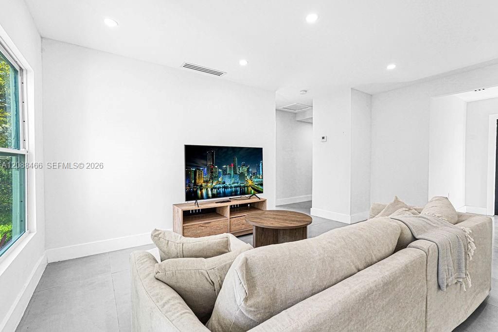 For Rent: $3,900 (3 beds, 2 baths, 1096 Square Feet)