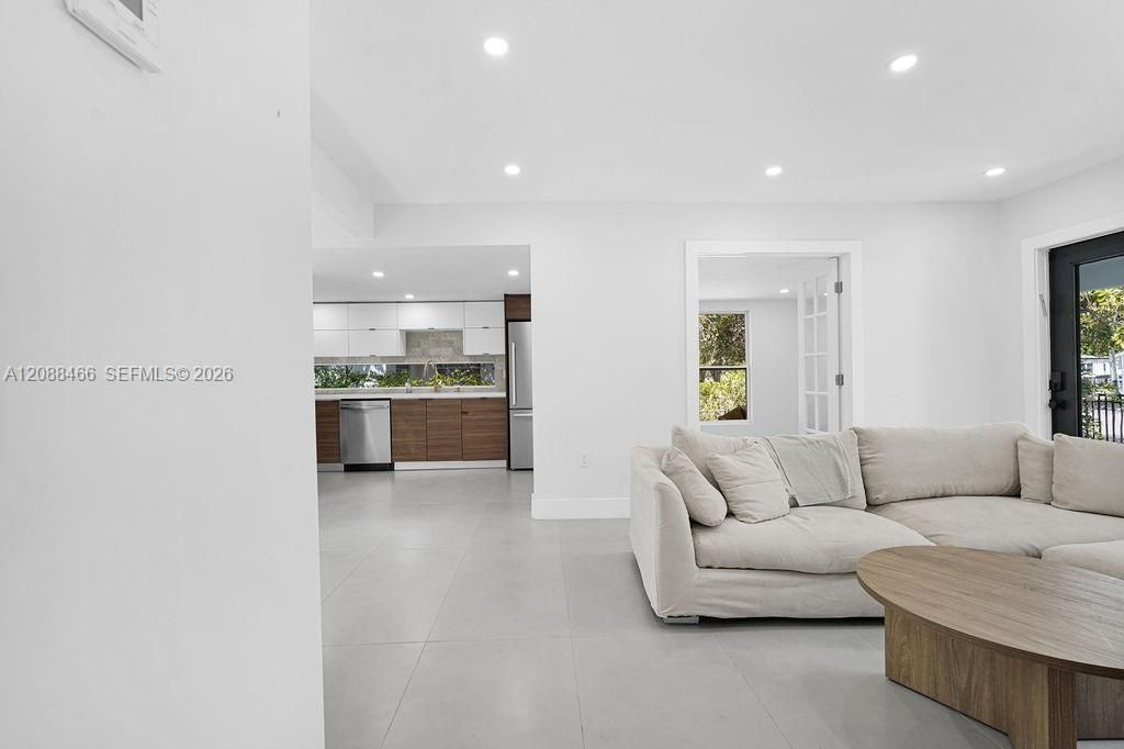 For Rent: $3,900 (3 beds, 2 baths, 1096 Square Feet)
