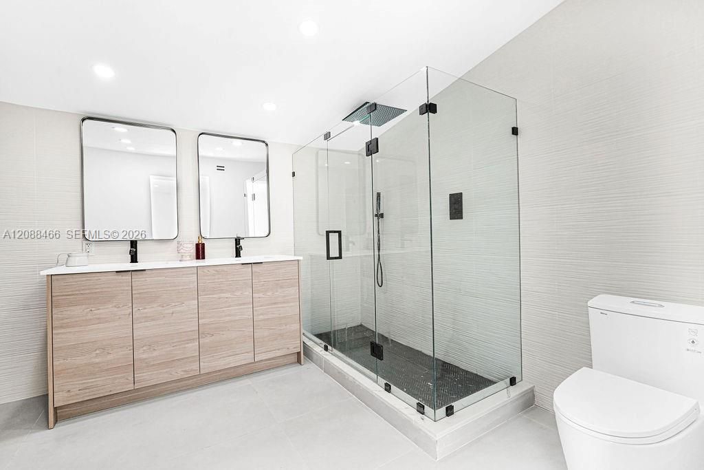 For Rent: $3,900 (3 beds, 2 baths, 1096 Square Feet)