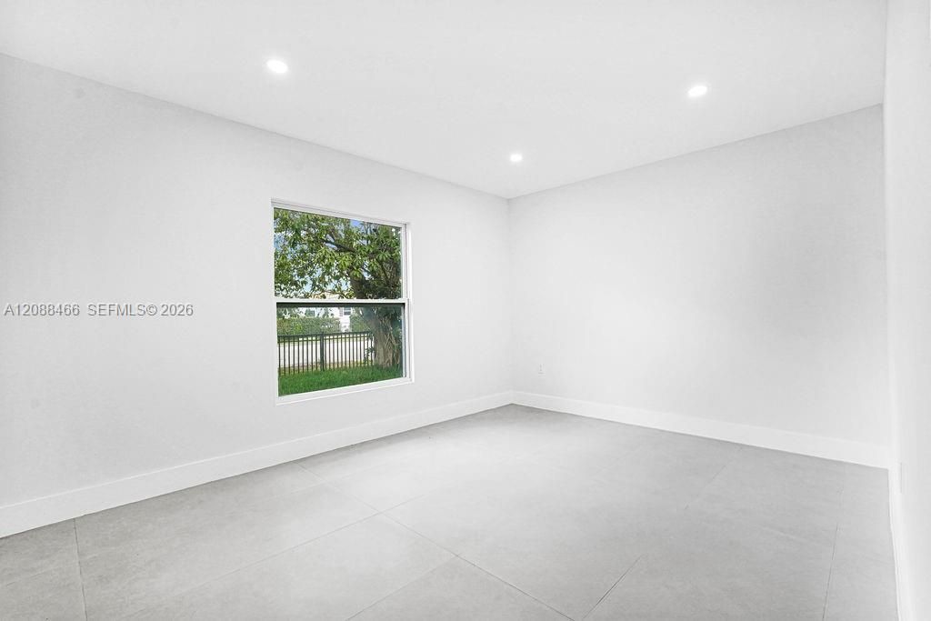 For Rent: $3,900 (3 beds, 2 baths, 1096 Square Feet)