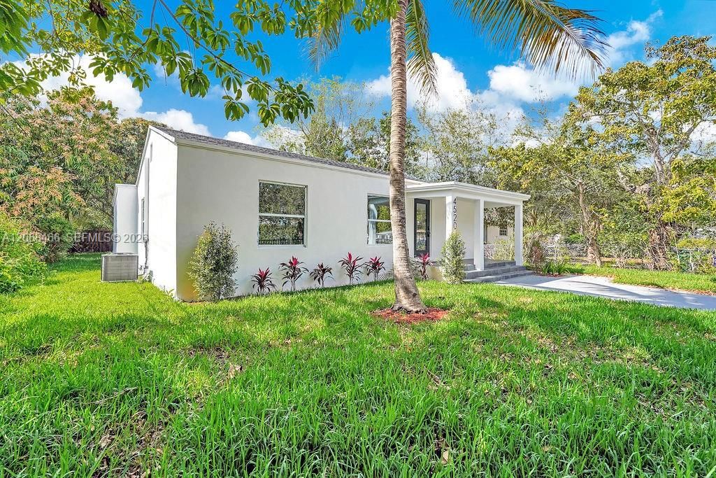 For Rent: $3,900 (3 beds, 2 baths, 1096 Square Feet)