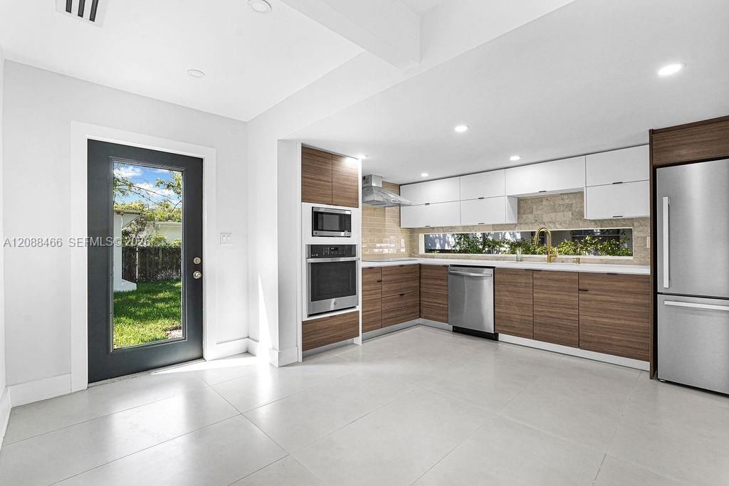 For Rent: $3,900 (3 beds, 2 baths, 1096 Square Feet)