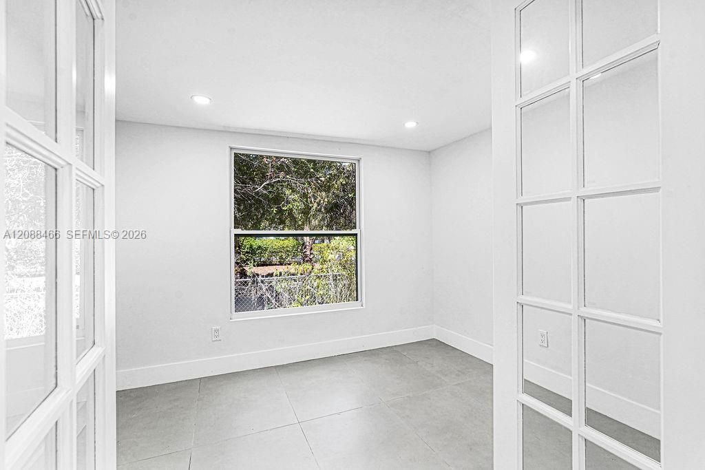 For Rent: $3,900 (3 beds, 2 baths, 1096 Square Feet)