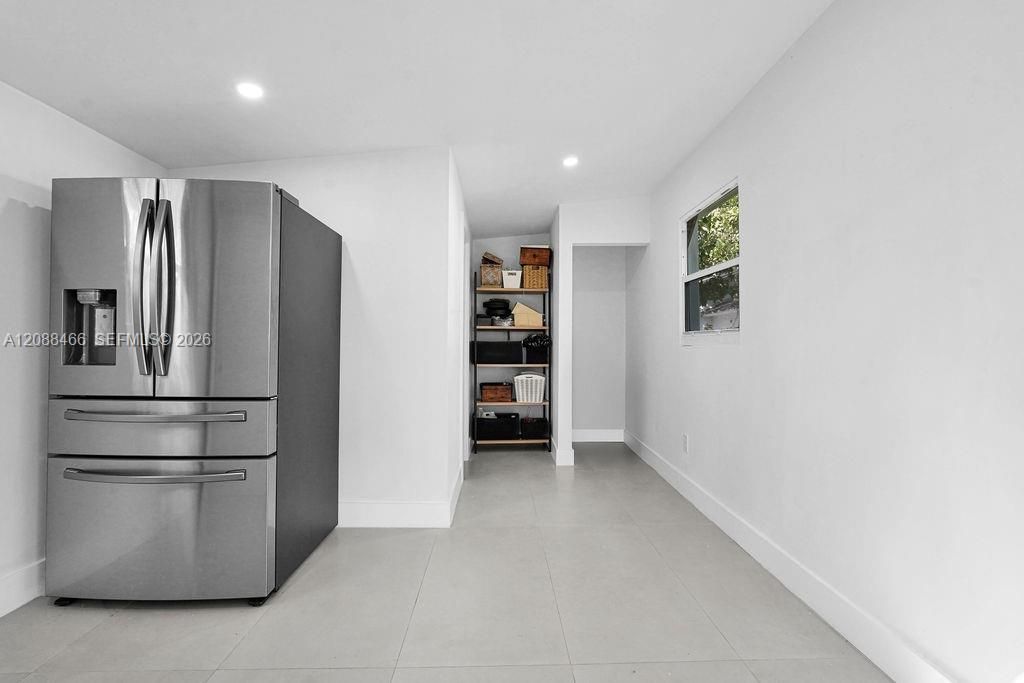 For Rent: $3,900 (3 beds, 2 baths, 1096 Square Feet)